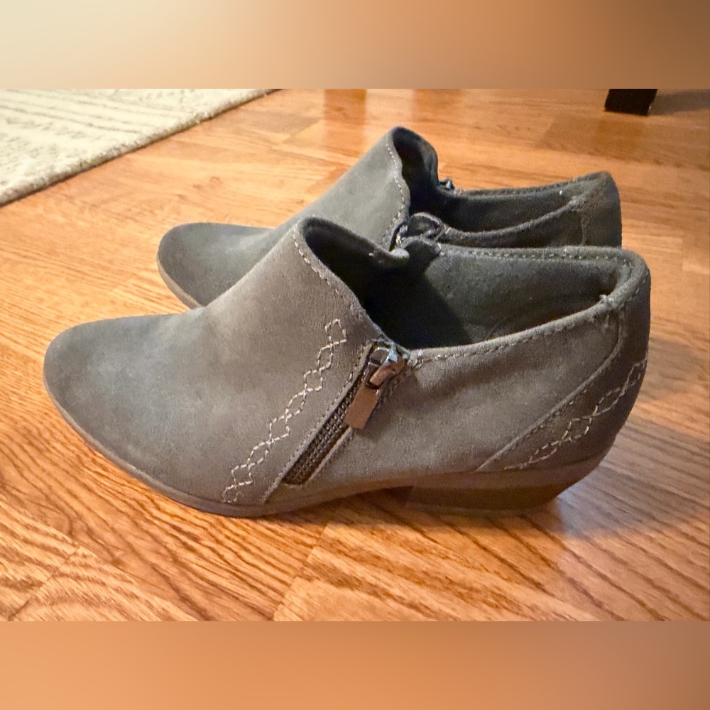 Earth Origins Women’s Gray Suede Side-Zip Ankle Shoes